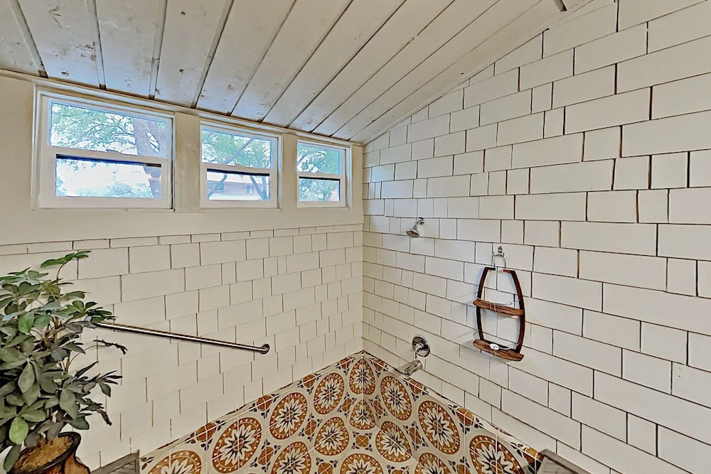 Rustic-chic : Pools, Tennis & Lake Access 2 Bedroom Cabin