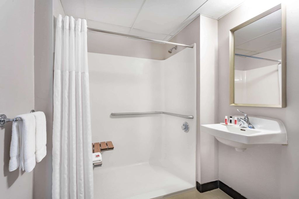 Ramada by Wyndham Hartford North - Bradley Airport