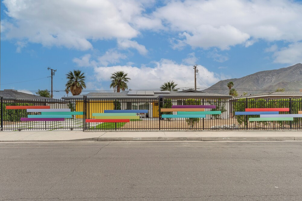 Luxurious Snowbird Haven 3 Mi to Dtwn Palm Springs