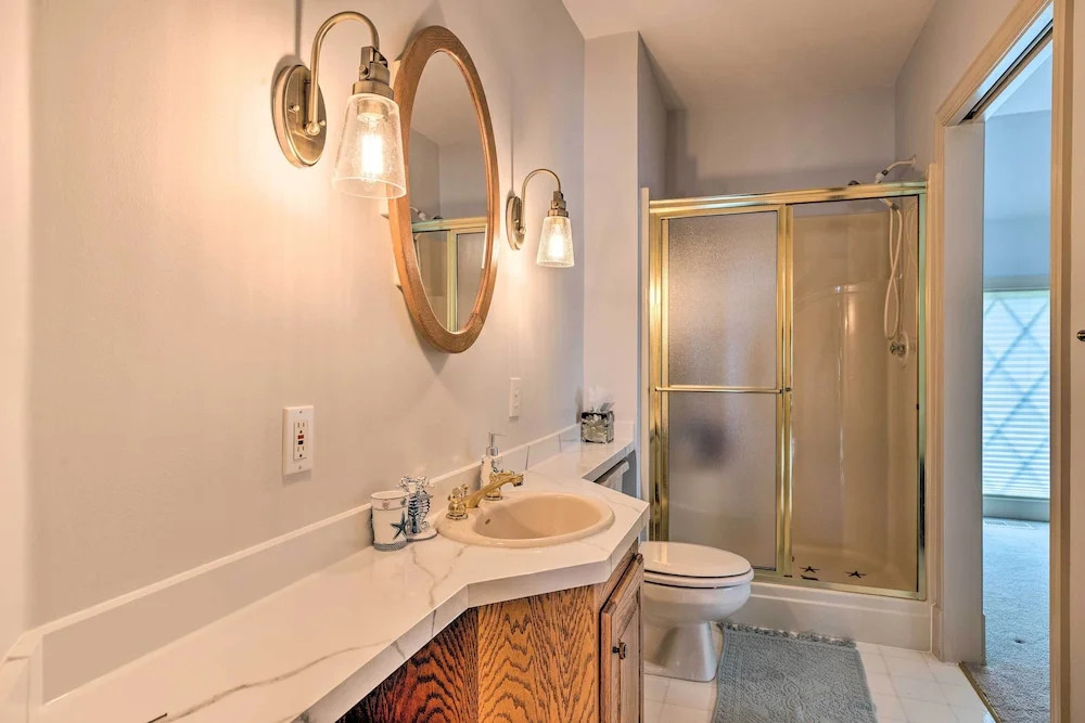 Hot Tub + Private Beach: Waterfront Urbanna Escape