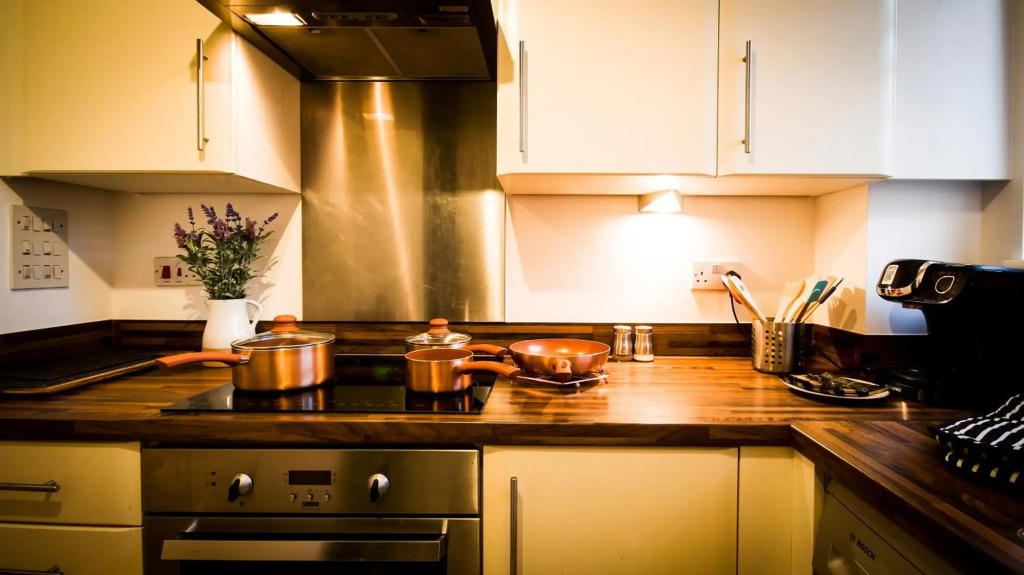 Splendid High Street 2 BR Apartment - King Bed - Wise Stays