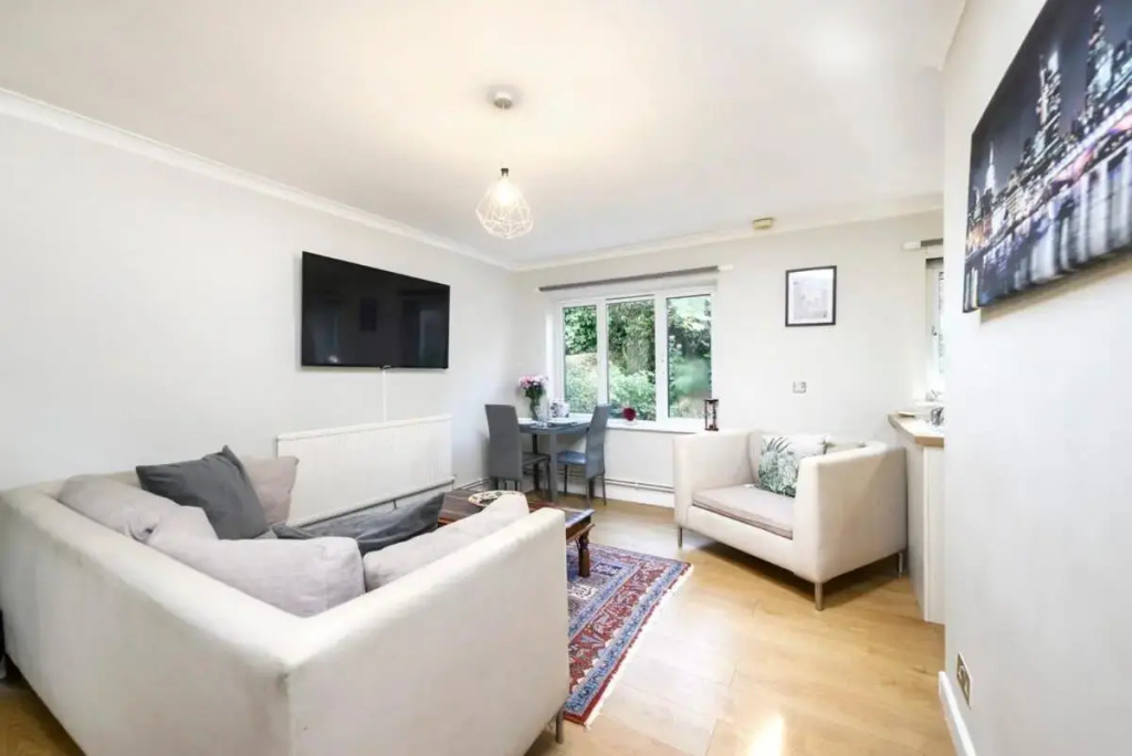 One bedroom central Slough with parking