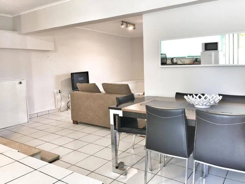 Renovated apt 100m from beach WiFi AC
