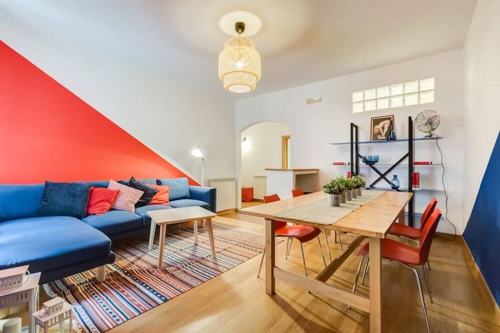 Extra Large Colorful Flat in Central Location!