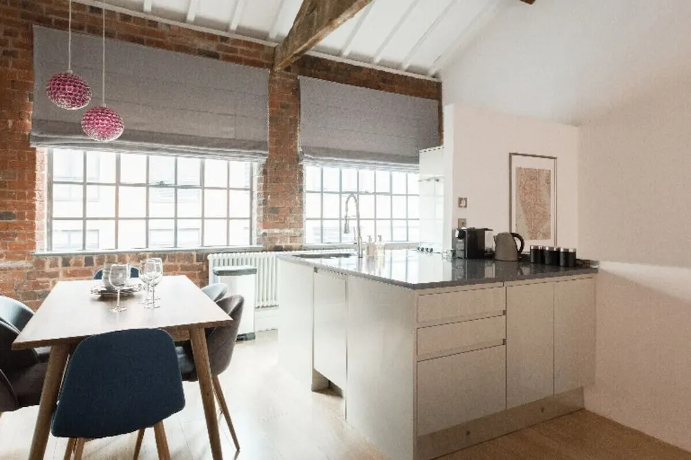 The Warehouse Loft - Trendy Converted Warehouse 3BDR
