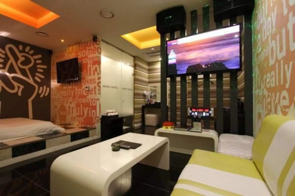Show Hotel