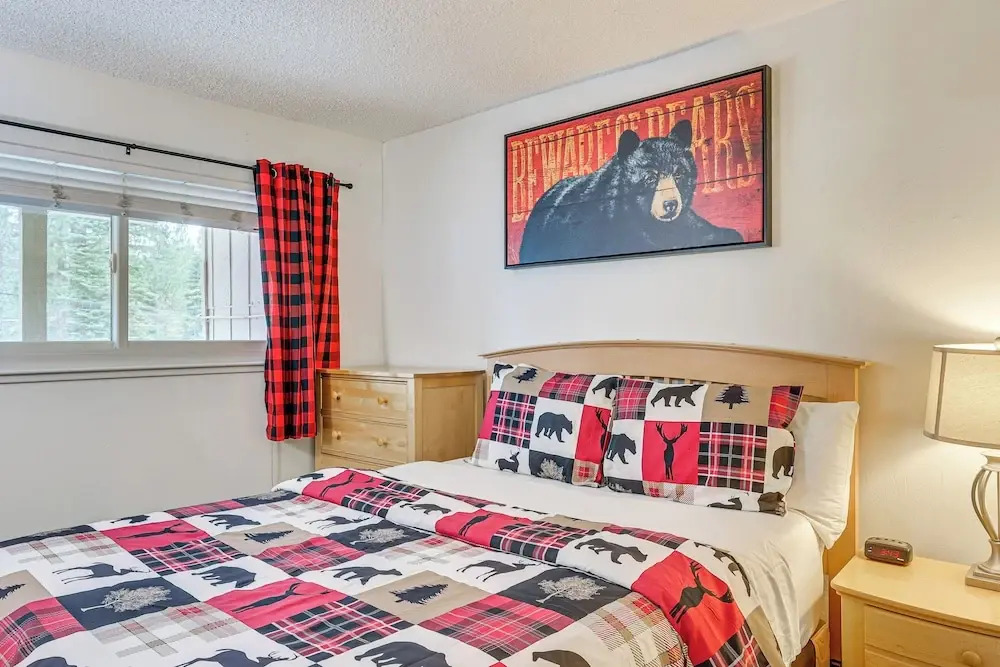 1 Mi to Diamond Peak Ski Resort: Forest-View Condo