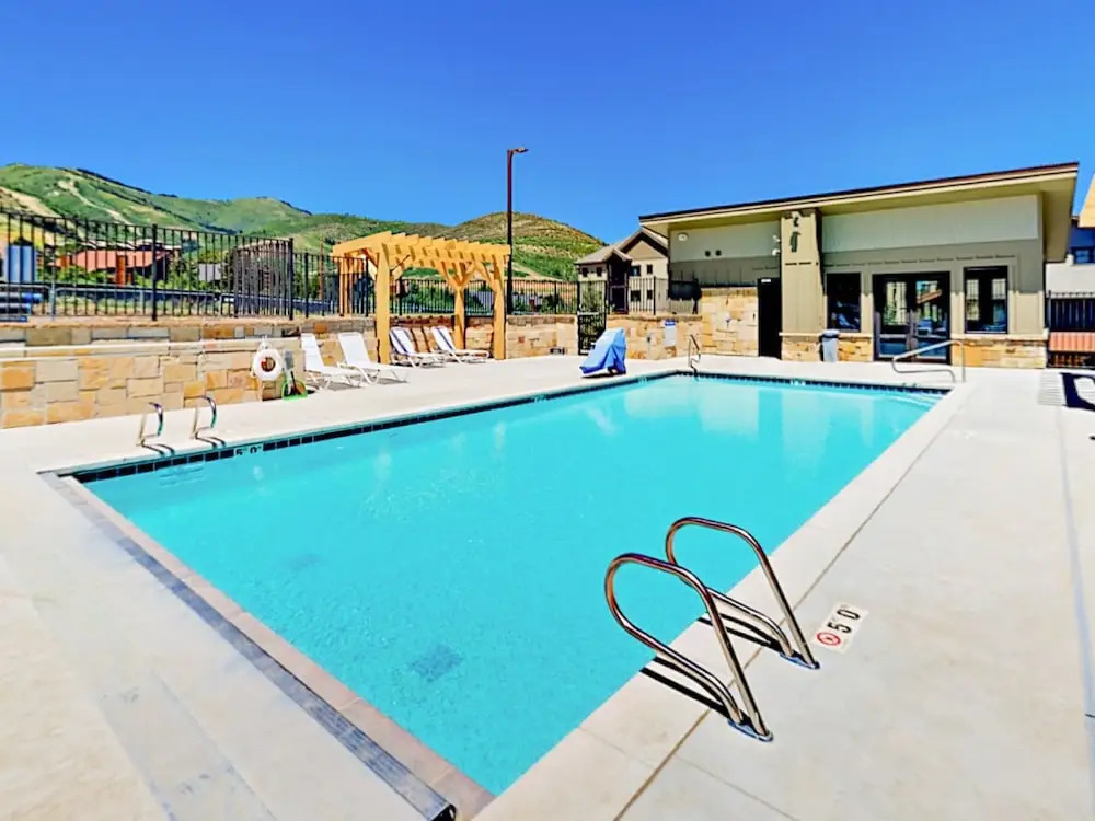 New Listing! Blackstone All-suite W/ Pool & Gym 2 Bedroom Condo