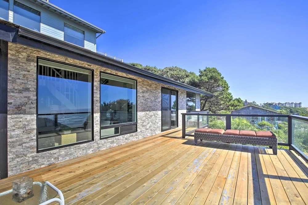Pacific Penthouse With Sunroom & Ocean Views!