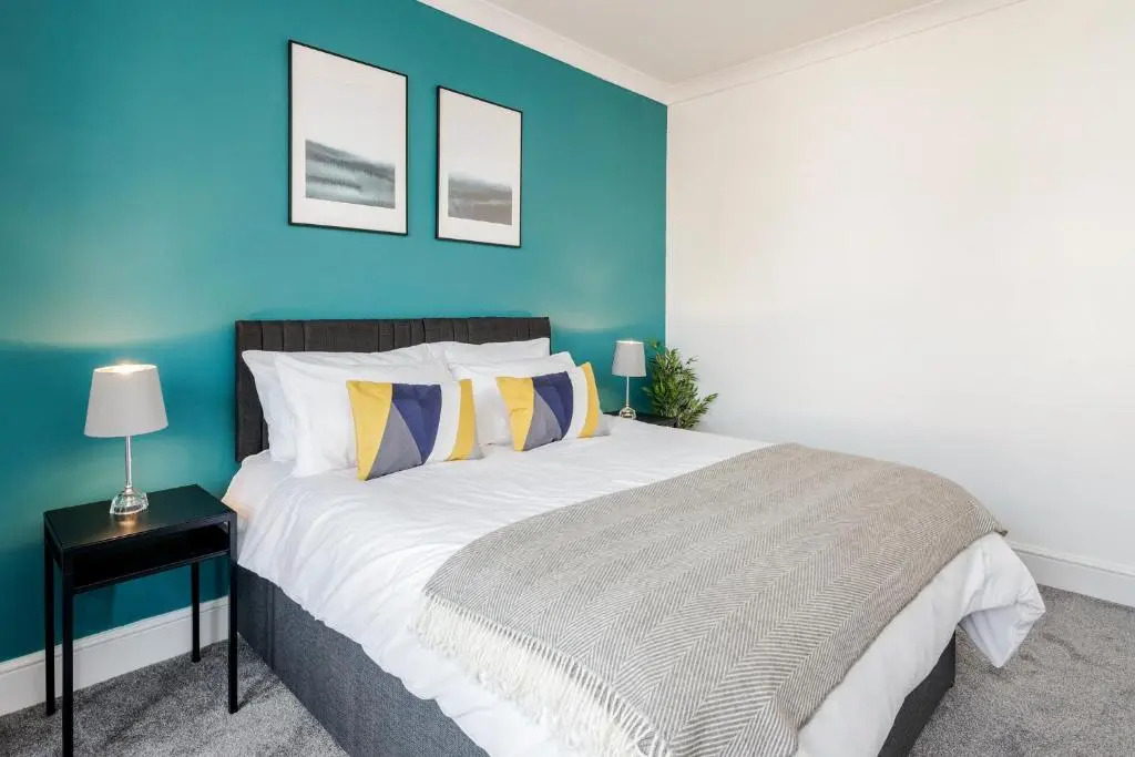 Luxury Apartment 2bed & Parking - East London - by Damask Homes