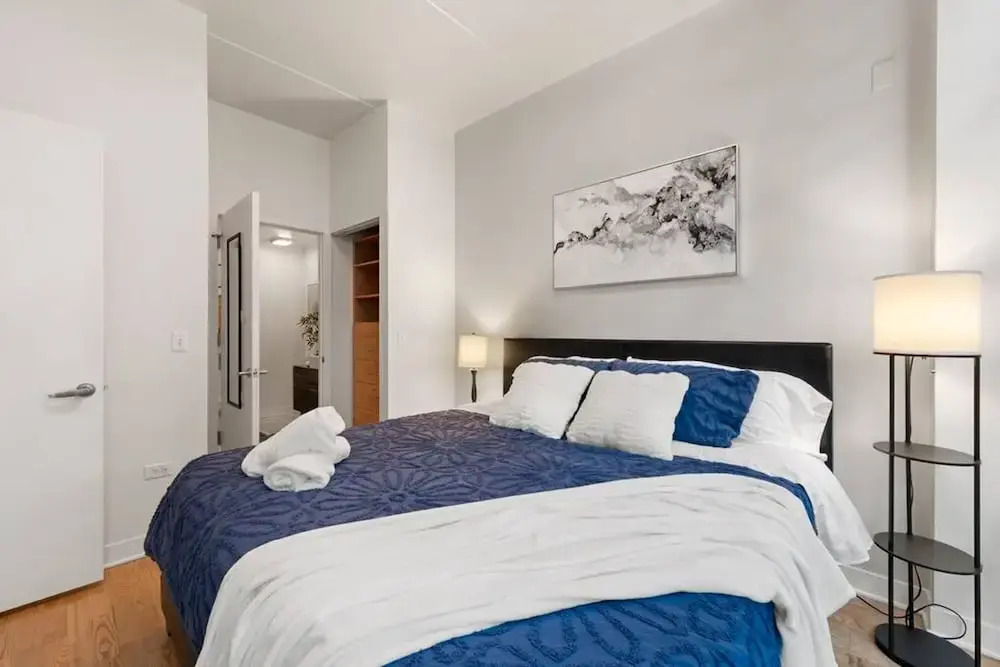 Sleek 2 Bed 2 Bath Condo in Trendy Fulton Market