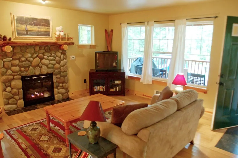 Glacier Springs Cabin 2bedrooms, 2 Baths - hot tub & Pet Friendly!