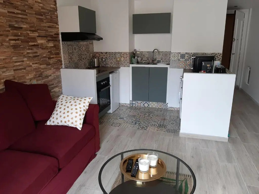 Studio Suquet balcony 1 min beach, 10 min Palais & Croisette Works