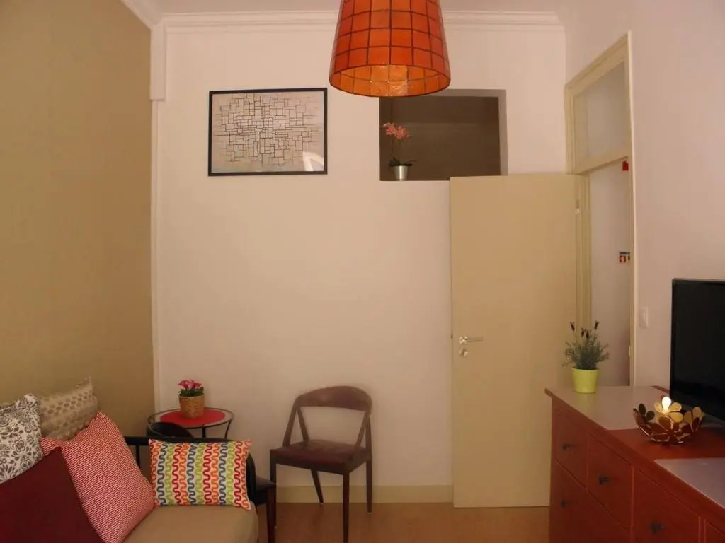 Sunny orange garden apartment in central Lisbon
