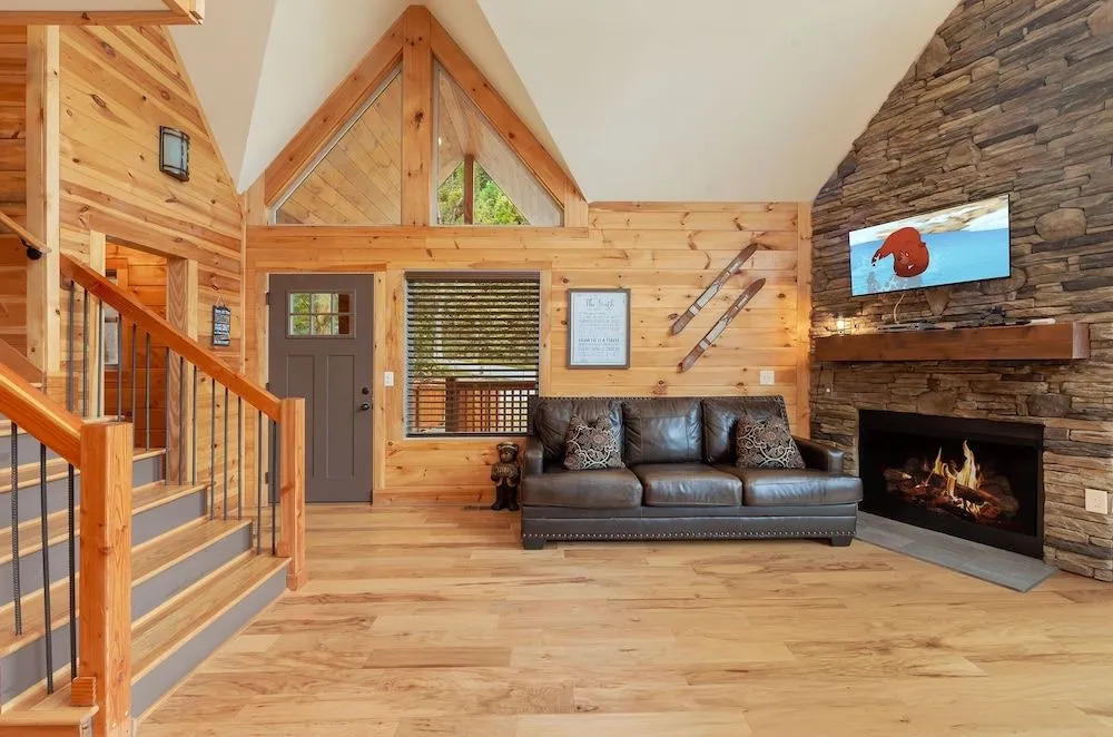 Creekside Manor 3 Bedroom Cabin by RedAwning