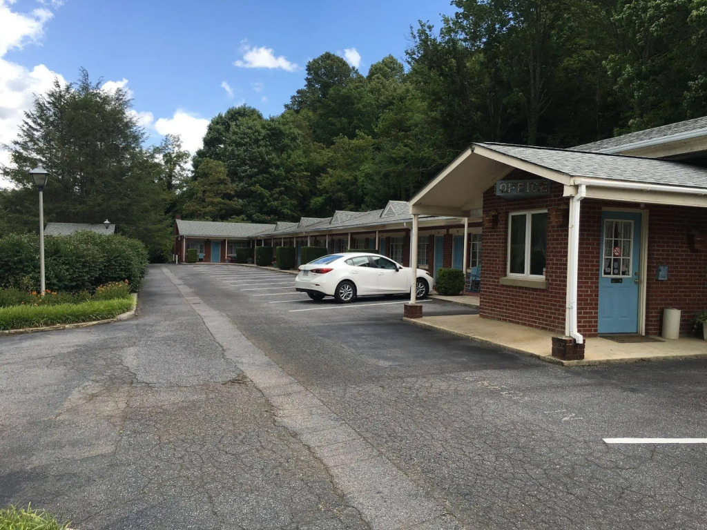 Parkway Inn