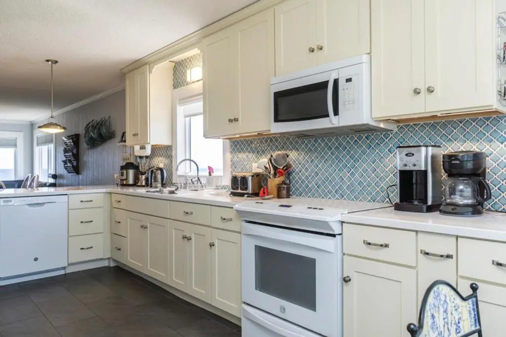 Breezy Oaks by Oak Island Accommodations