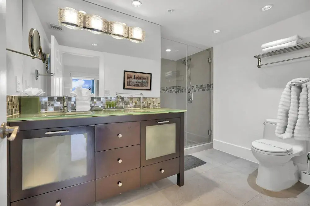 Gorgeous Spacious 2bed Bayview Apartment