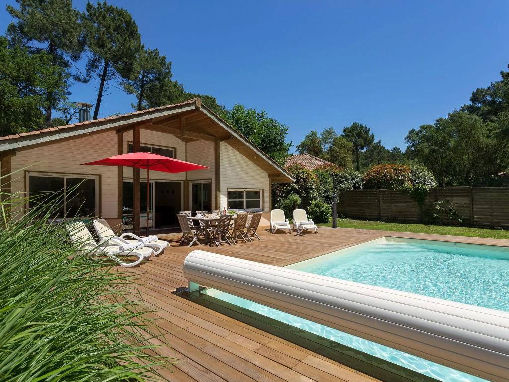 Luxury villa with a large garden near Etang de Laprade