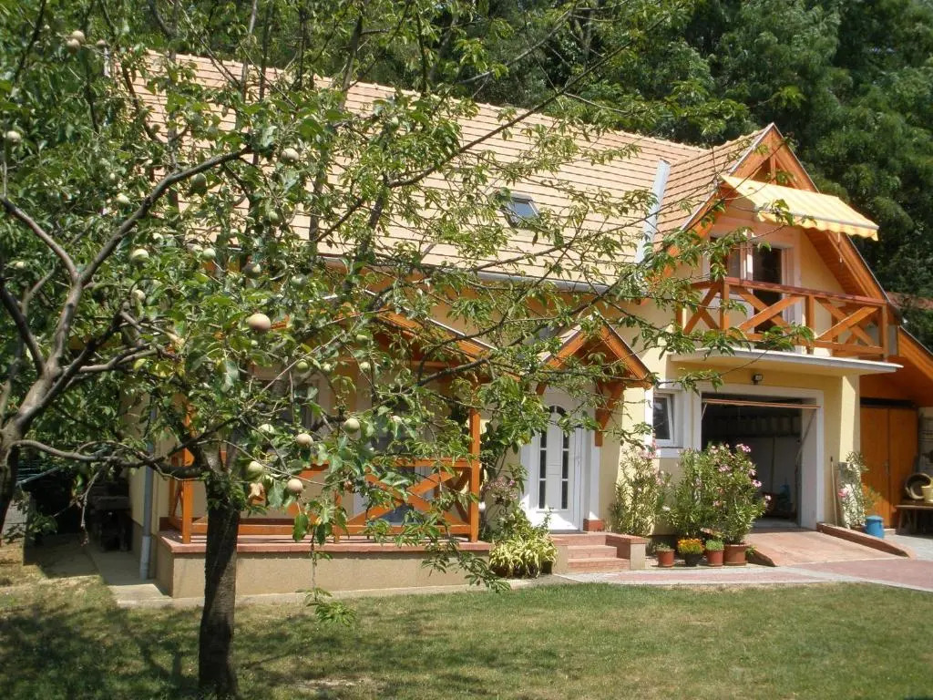 Emilia Apartmanház
