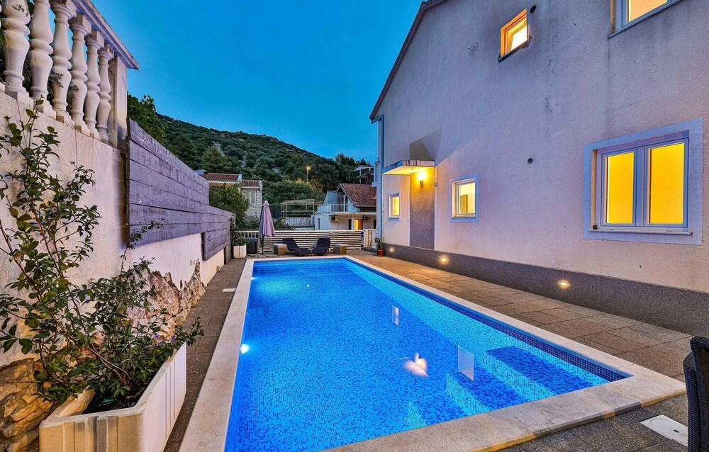 Stunning Home In Marina
