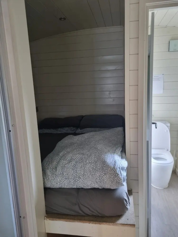 Glamping Hut - Sleeps 2 hot tub & parking
