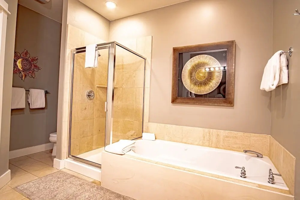 Snow Star Skylight - 3BD 3BA - Hot Tub, Gym, Walk to Ski!
