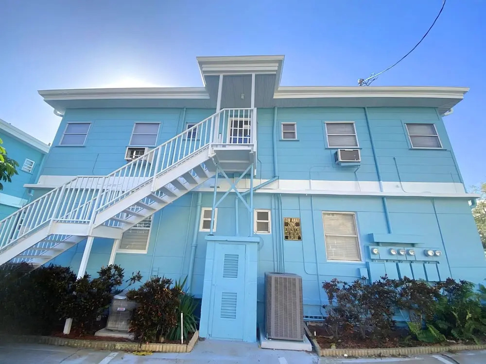 Cute 1940 Boutique Studio Condo by RedAwning