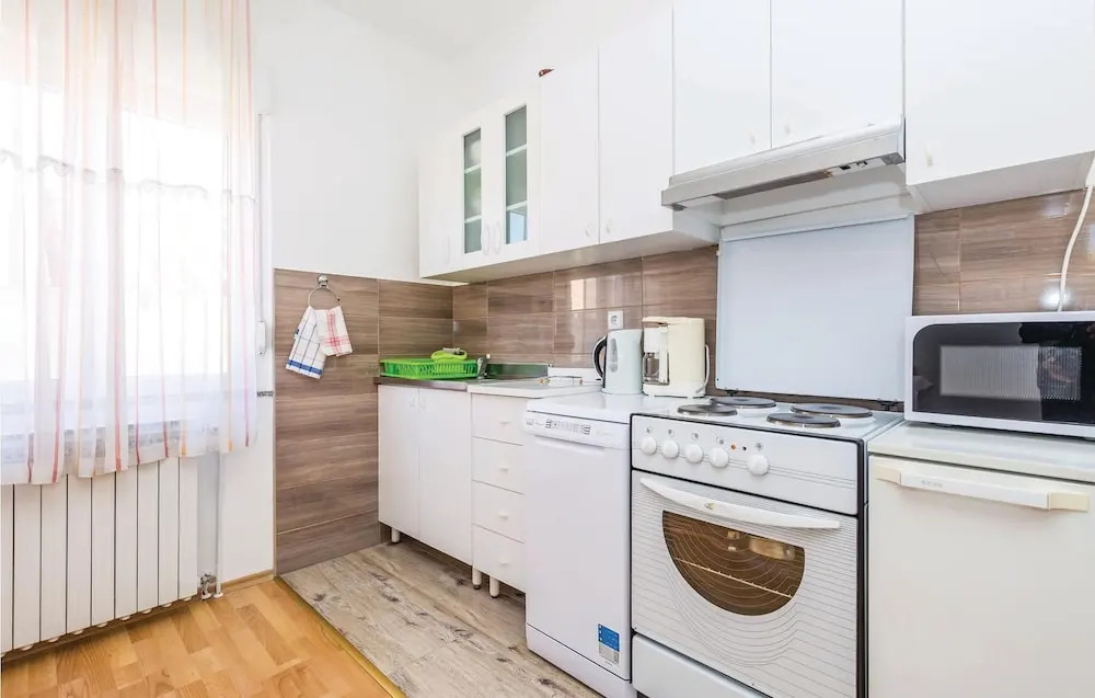Stunning Home in Rab With Wifi and 4 Bedrooms