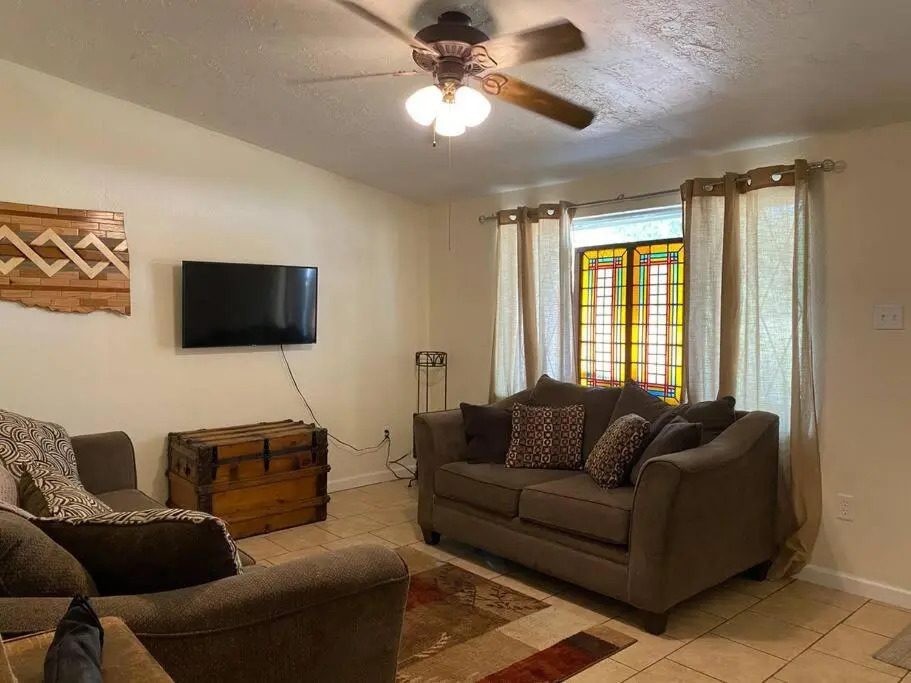 Pet Friendly Neighborhood home near Ft. Sill wagon wheel