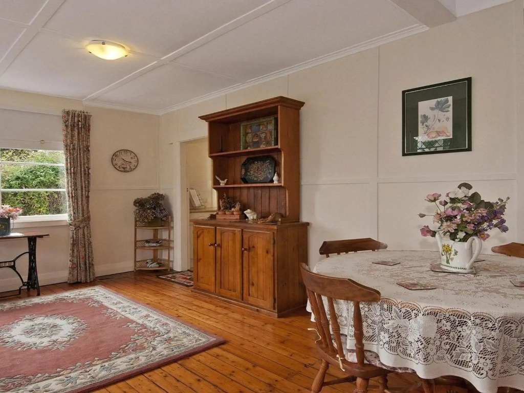 Hollyoak Cottage - delightful, ducks and doileys!