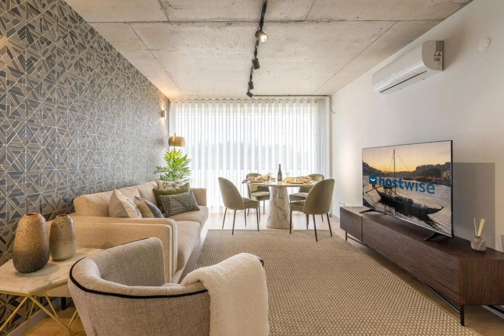 Luxurious Impressive Apartment - Balcony and Pool