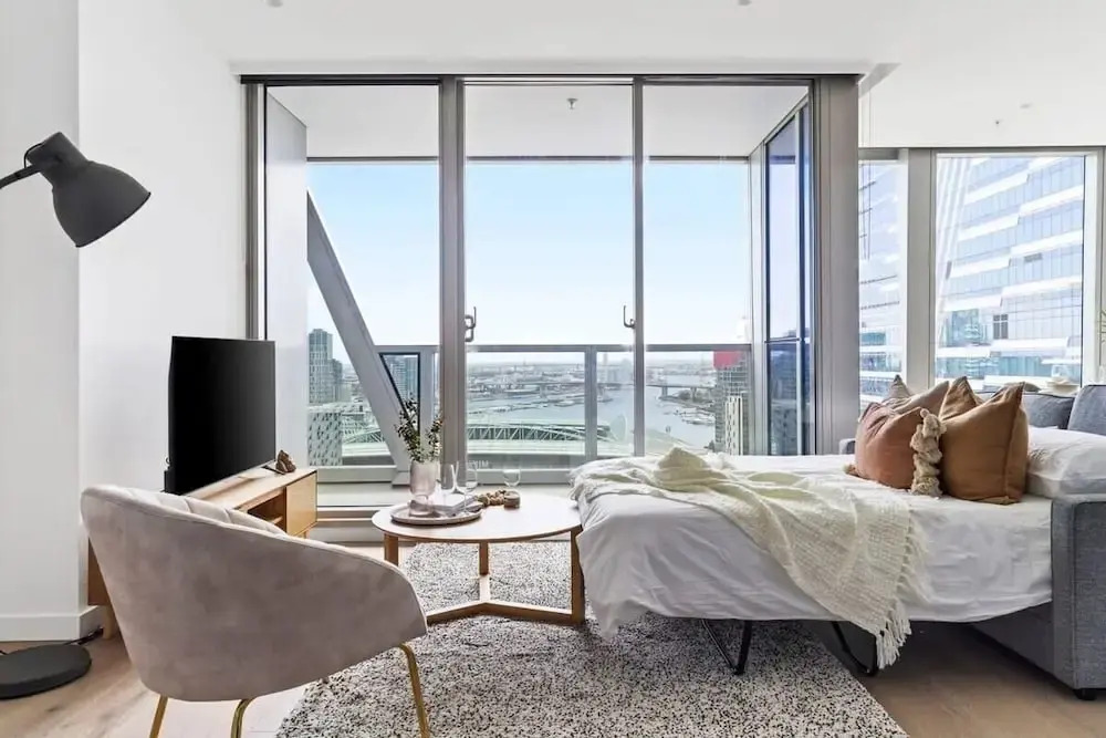 A Stylish 3BR Apt With Harbour Views, Free Parking