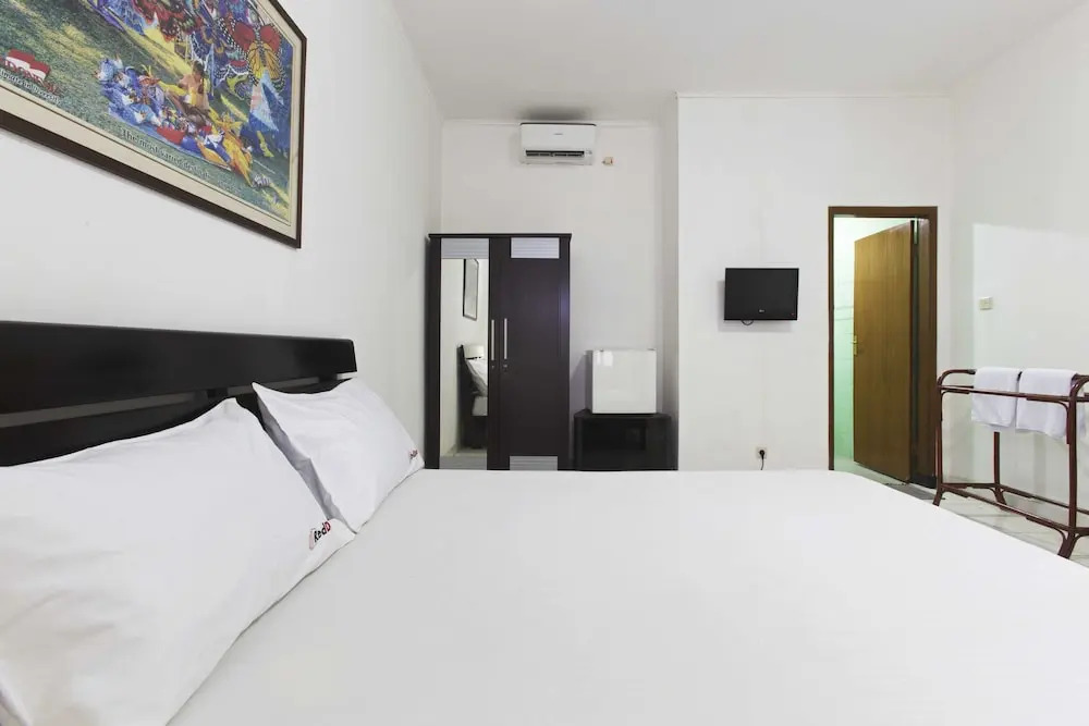 RedDoorz Near TB Simatupang