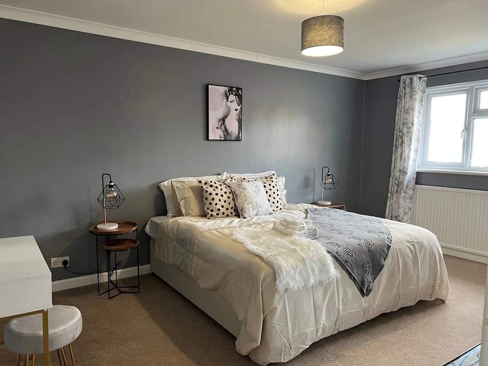 Charming 4-bed House in Cheltenham, Free Parking