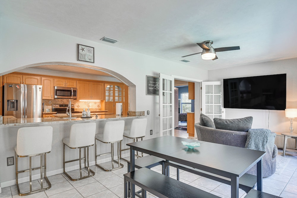 Poolside Oasis! Family Escape in Safety Harbor