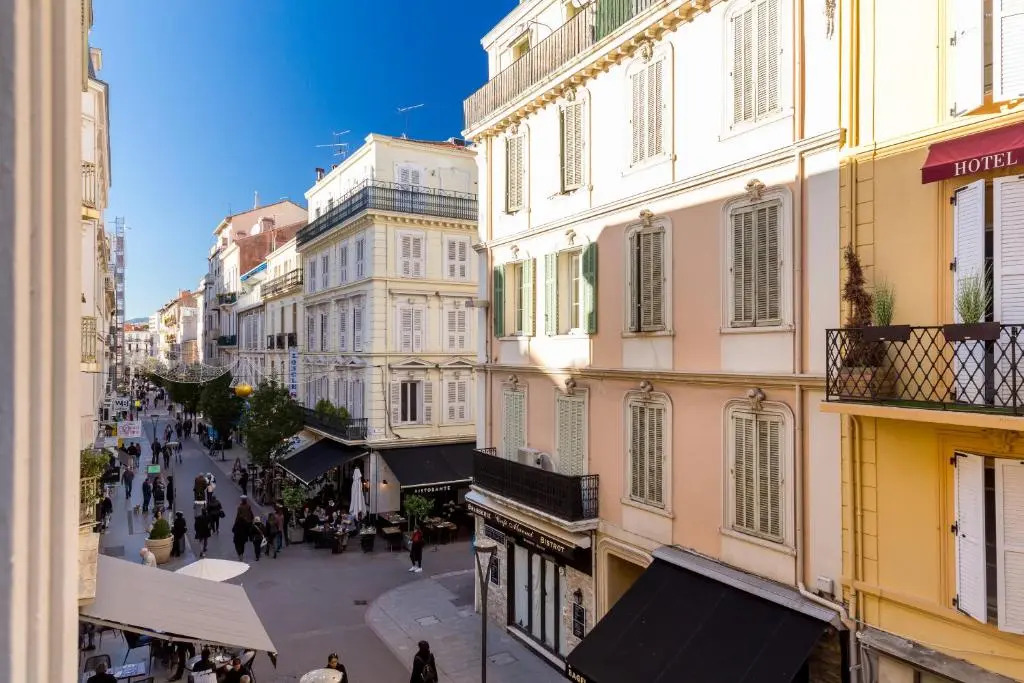 Centrally located modern 2 Bed apartment in Cannes with aircon and high ceilings and modern design 696