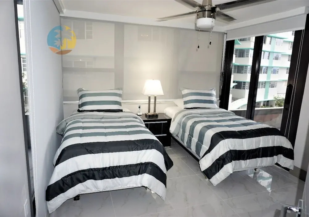 Alexander 518 4 Bedroom Apts by RedAwning