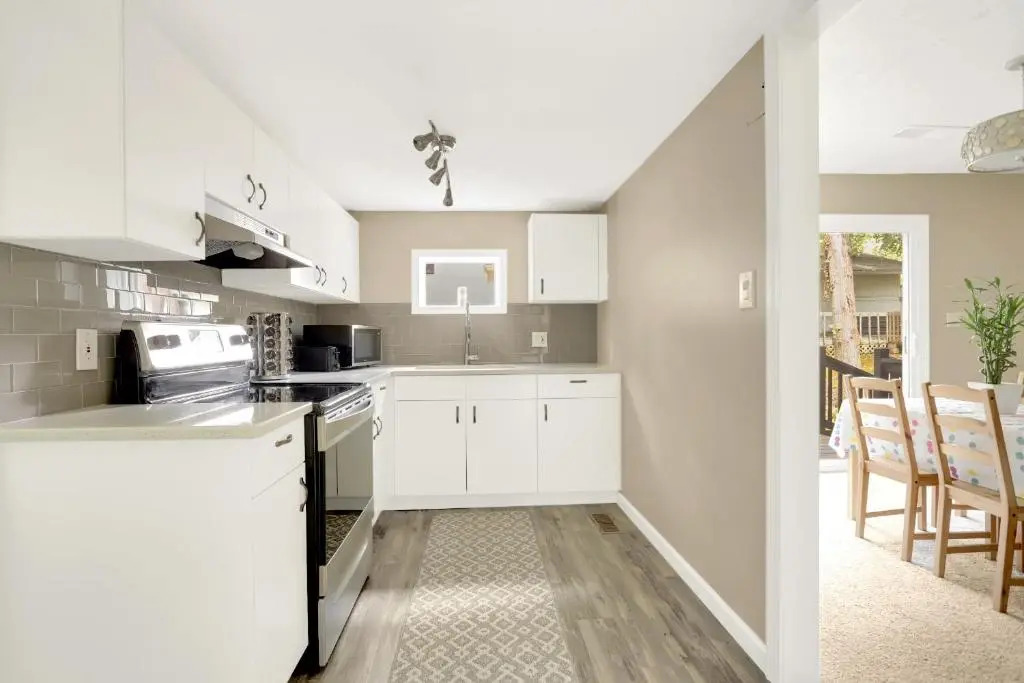 Modern Luxe Family & Groups Friendly Bungalow with Patio & Workspace