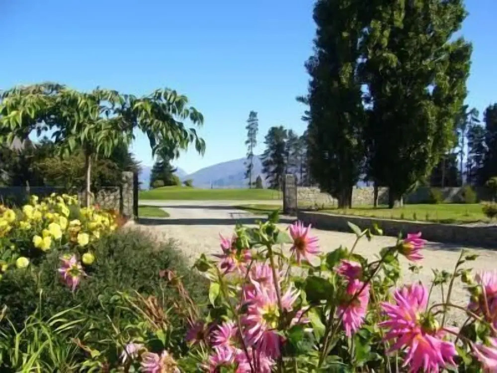 Golfcourse Road Chalets and Lodge