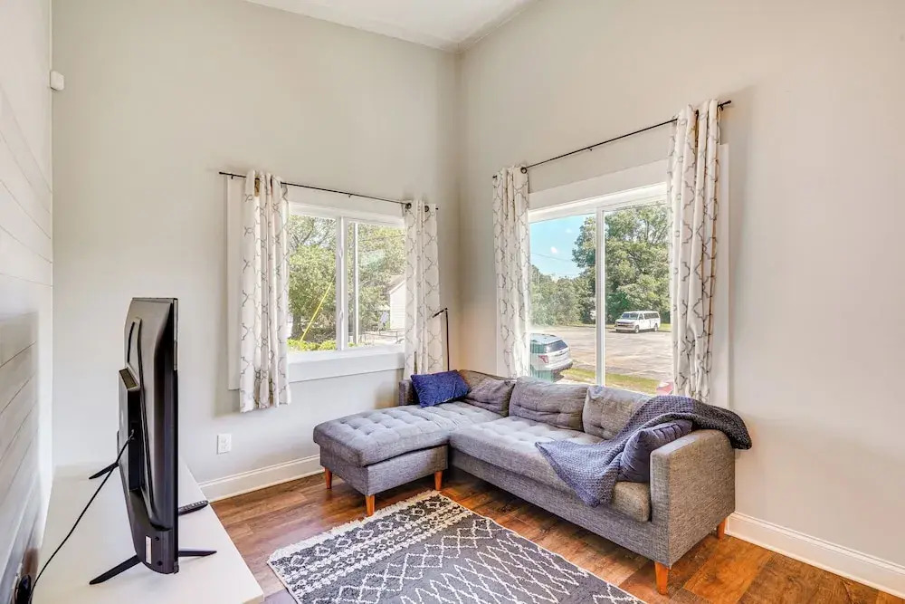 3 Mi to Duke: Downtown Durham Cottage!