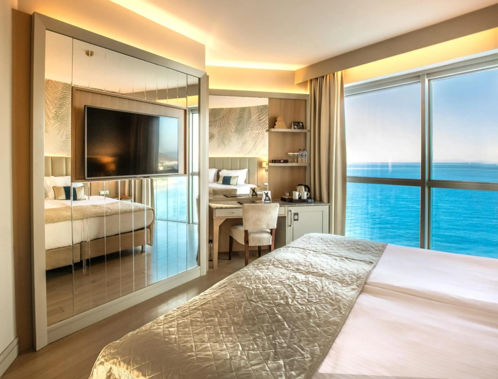 Charisma De Luxe Hotel