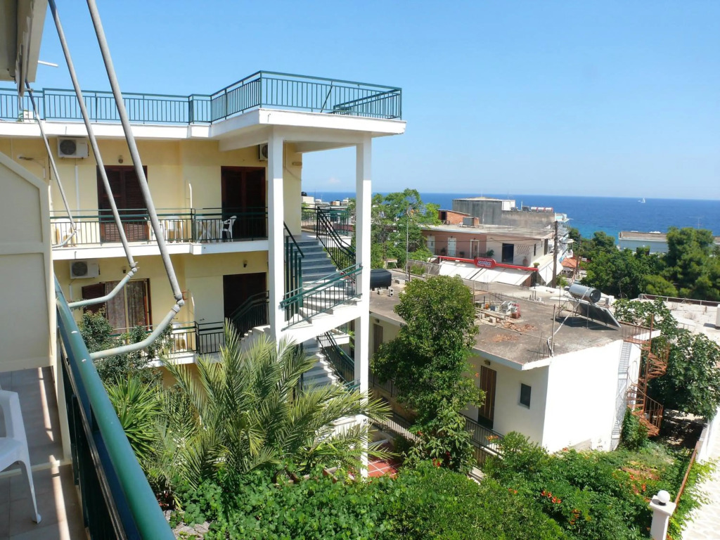Hotel Karyatides