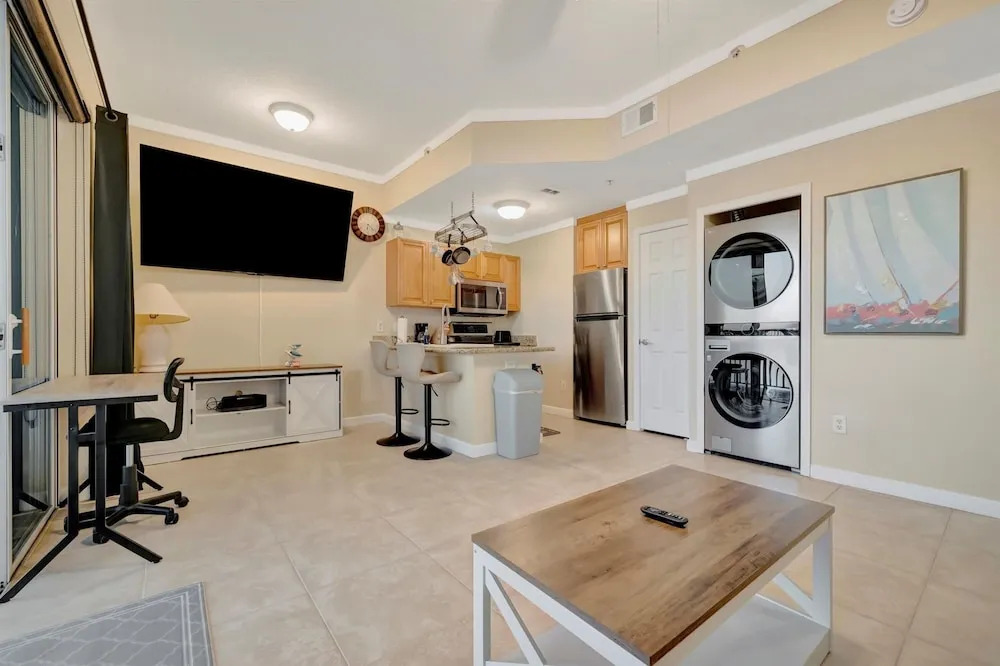 Sunsets Waterview Balcony Queen Bed Heated Pool