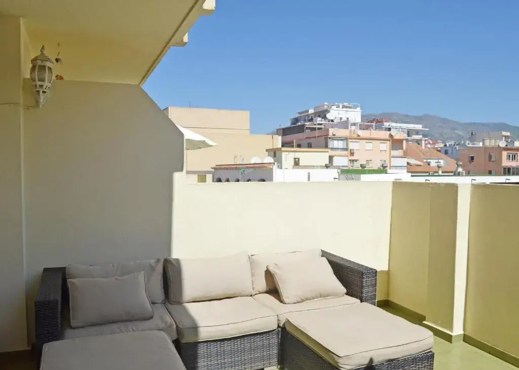 2 BEDROOM 2 BATHROOM APARTMENT in the heart of Fuengirola with big terrace and free parking space close to beach