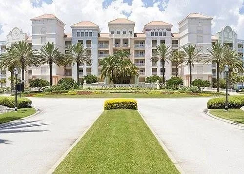 Yacht Harbor 470 4th floor 3 bedrooms condo by RedAwning