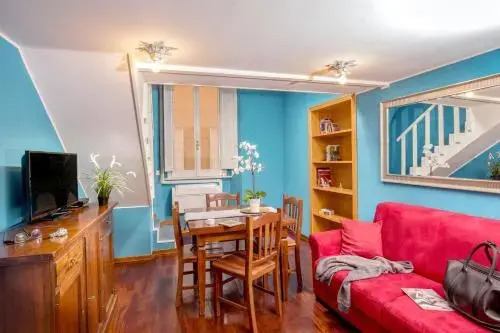 Pantheon Blue Petite Maison