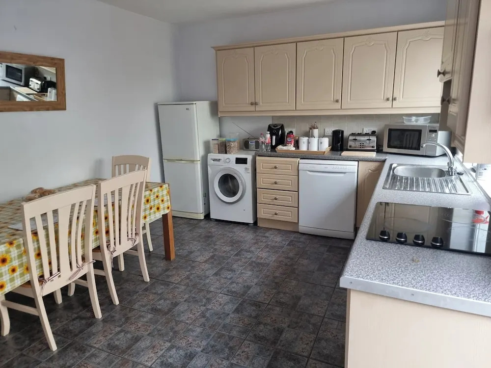 3 Bedrooms - Sleep 7 - Garden - Private Parking