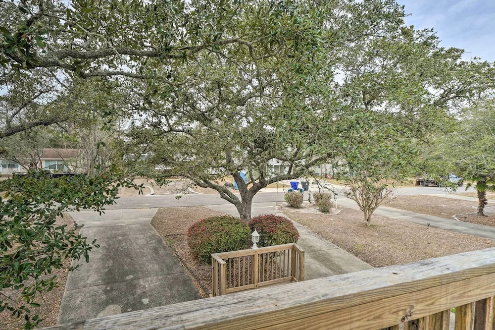 Cozy Oak Island House u003c 1 Mi to Beaches