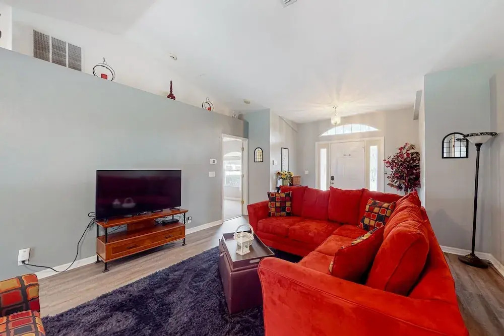 Spacious Home With Enclosed Pool, Open Layout, Washer/dryer, Internet, & AC